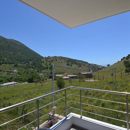 Bujtina Eleni Hotel Himare Ngoại thất bức ảnh